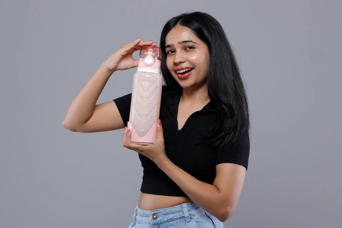 Fllexibott in Blush held by a model