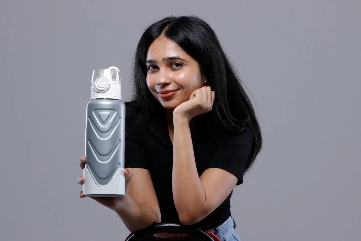 Fllexibott in Grey held by a model