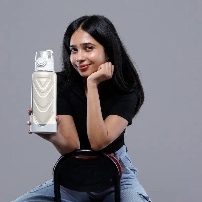 Fllexibott in White held by a model