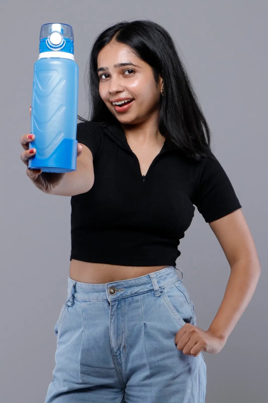Fllexibott in Blue held by a model