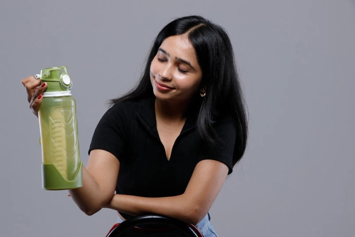 Fllexibott in Green held by a model