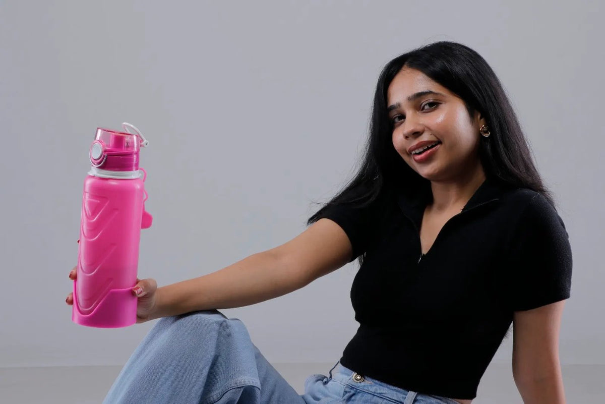Fllexibott in Magenta held by a model