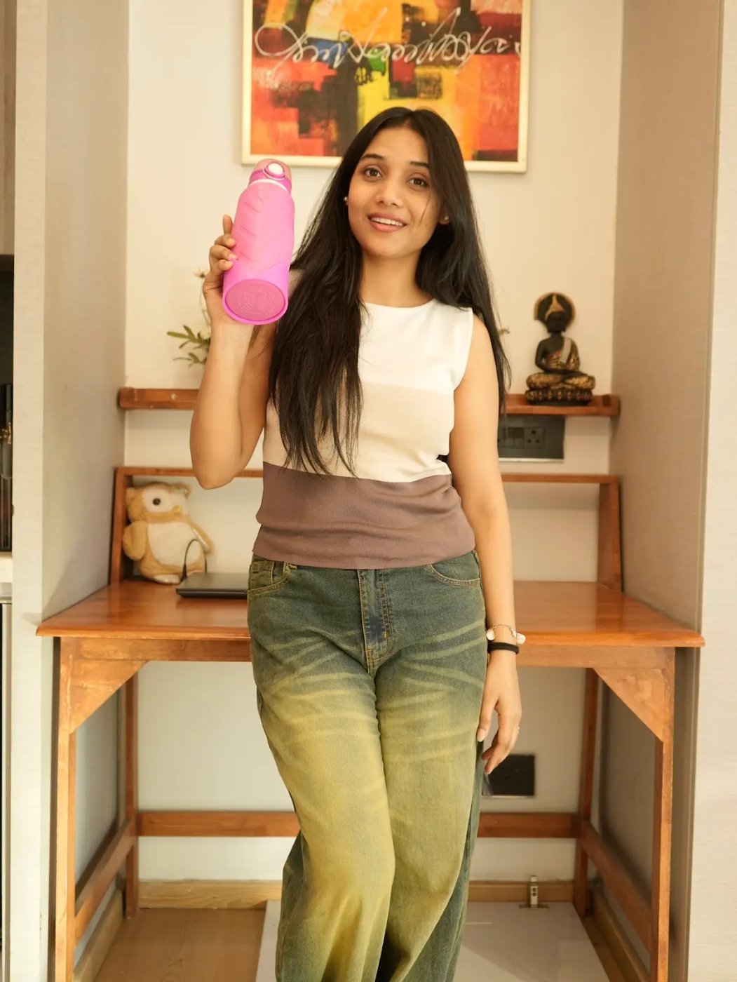 Holding up a pink Fllexibott